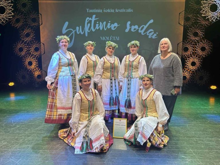 Liaudiškų šokių kolektyvas ,,Saulašarė” sukosi šokio ritmu Molėtuose