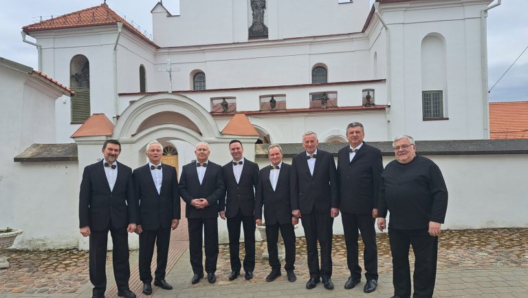 Sėkminga Anykščių kultūros centro vyrų vokalinio ansamblio „Varius“ išvyka į konkursą