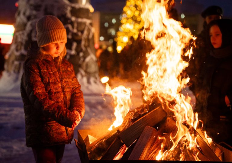 Degantys laužai ir gyva atmintis: Anykščiai pagerbė Laisvės gynėjus