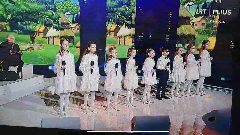 Kviečiame balsuoti už mūsų talentinguosius kolektyvus Dainų dainelėje!